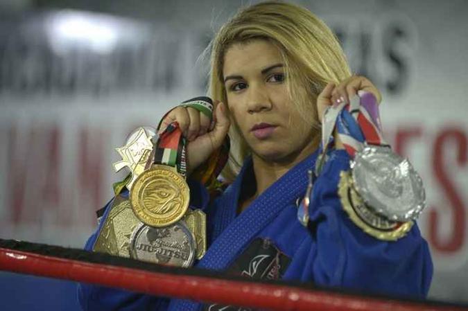 Shirley começou há cinco anos com o boxe e o muay thai e depois aderiu ao jiu-jitsu, judô e MMA: coleção de medalhas(foto: Carlos Vieira/CB/D.A Press) Shirley começou há cinco anos com o boxe e o muay thai e depois aderiu ao jiu-jitsu, judô e MMA: coleção de medalhas(foto: Carlos Vieira/CB/D.A Press)