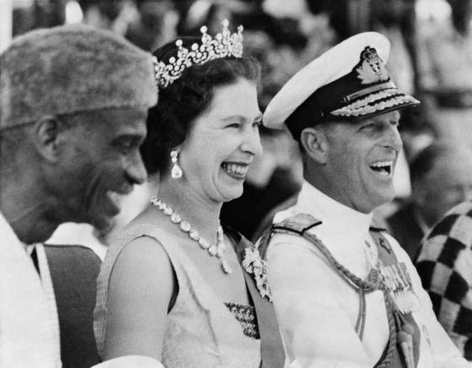 Rainha Elizabeth II e Princípe Philip em viagem a Serra Leoa em 1961(foto: Stringer/AFP) Rainha Elizabeth II e Princípe Philip em viagem a Serra Leoa em 1961(foto: Stringer/AFP)