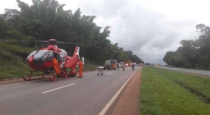 As equipes dos bombeiros usaram a aeronave da corporação para transportar uma das vítimas, em estado gravíssimo(foto: CBMDF/Divulgação) As equipes dos bombeiros usaram a aeronave da corporação para transportar uma das vítimas, em estado gravíssimo(foto: CBMDF/Divulgação)