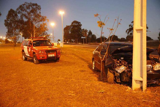 Colisão na BR-020 envolve dois carros e atinge um poste de iluminação Colisão na BR-020 envolve dois carros e atinge um poste de iluminação