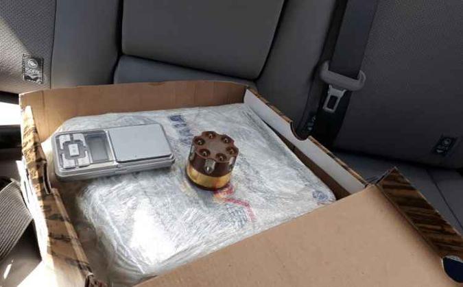 Além da droga, foram encontrados um dichavador e uma balança de precisão(foto: PMDF/Divulgação) Além da droga, foram encontrados um dichavador e uma balança de precisão(foto: PMDF/Divulgação)