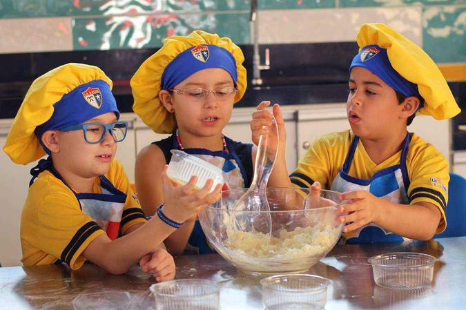 Alunos da Rede La Salle participam do programa bilíngue em uma aula na cozinha experimental. Alunos da Rede La Salle participam do programa bilíngue em uma aula na cozinha experimental.