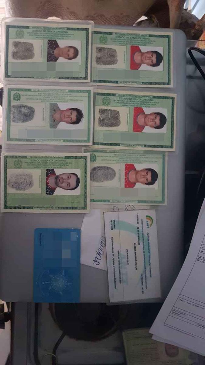 Foram encontradas diversas identidades falsas (foto: Divulgação/PCDF) Foram encontradas diversas identidades falsas (foto: Divulgação/PCDF)