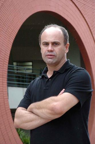 ''Todos estamos aprendendo: pais, filhos, professores, orientadores educacionais, diretores'', diz o professor de redação Eli Carlos Guimarães(foto: Edilson Rodrigues/CB/D.A Press) ''Todos estamos aprendendo: pais, filhos, professores, orientadores educacionais, diretores'', diz o professor de redação Eli Carlos Guimarães(foto: Edilson Rodrigues/CB/D.A Press)