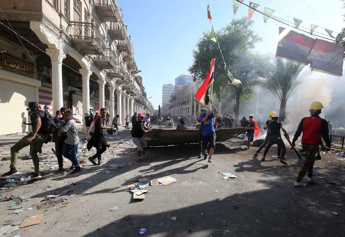 Em Bagdá, seis pessoas morreram quinta-feira em confrontos com a polícia(foto: Ahmad Al-Rubaye / AFP) Em Bagdá, seis pessoas morreram quinta-feira em confrontos com a polícia(foto: Ahmad Al-Rubaye / AFP)