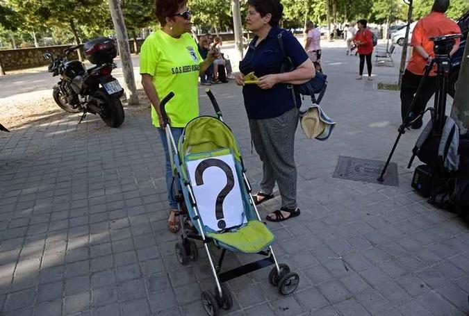 A proporção dos crimes na Espanha supera o caso da Argentina, onde se calcula que quase 500 bebês foram roubados durante a última ditadura (1976-1983)(foto: Oscar Del Pozo/ AFP) A proporção dos crimes na Espanha supera o caso da Argentina, onde se calcula que quase 500 bebês foram roubados durante a última ditadura (1976-1983)(foto: Oscar Del Pozo/ AFP)