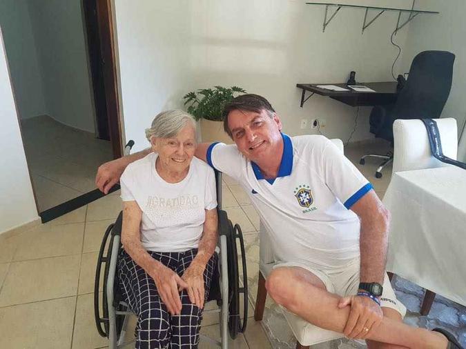 Presidente da República, Jair Bolsonaro, publica foto com a mãe, Olinda Bolsonaro, durante estadia em Guarujá (SP), litoral do estado, em feriado prolongado da Páscoa(foto: Reprodução/Facebook) Presidente da República, Jair Bolsonaro, publica foto com a mãe, Olinda Bolsonaro, durante estadia em Guarujá (SP), litoral do estado, em feriado prolongado da Páscoa(foto: Reprodução/Facebook)