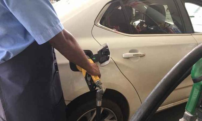 Alguns postos estão trazendo gasolina de Goiânia para evitar a falta na bomba(foto: Rafaela Gonçalves/Esp. CB/D.A Press) Alguns postos estão trazendo gasolina de Goiânia para evitar a falta na bomba(foto: Rafaela Gonçalves/Esp. CB/D.A Press)