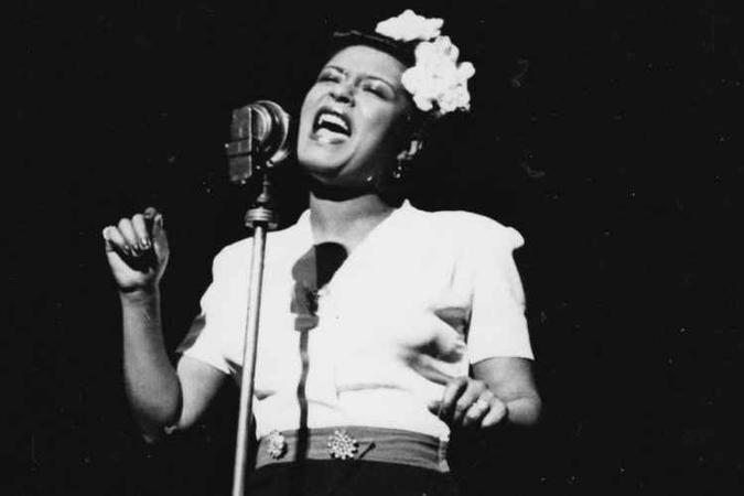 A cantora começou a cantar num bar para ajudar a sustentar a mãe(foto: Billieholiday.com/Reprodução) A cantora começou a cantar num bar para ajudar a sustentar a mãe(foto: Billieholiday.com/Reprodução)