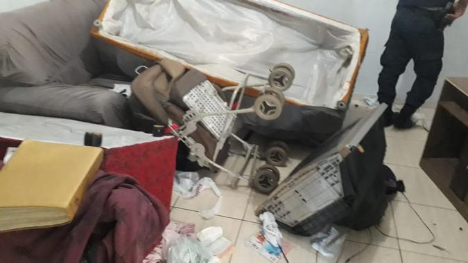 Os policiais encontraram o suspeito dentro de casa com móveis e objetos revirados.(foto: Divulgação PMDF) Os policiais encontraram o suspeito dentro de casa com móveis e objetos revirados.(foto: Divulgação PMDF)
