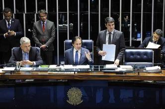 Eunício (C) comanda a sessão de votações no Senado na noite desta terça-feira(foto: Jonas Pereira/Agência Senado) Eunício (C) comanda a sessão de votações no Senado na noite desta terça-feira(foto: Jonas Pereira/Agência Senado)