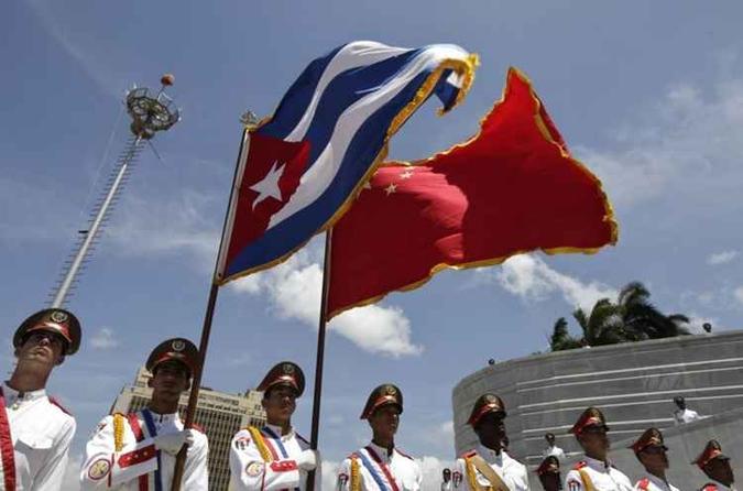 Soldados cubanos seguram as bandeiras da China e de Cuba durante evento diplomático realizado em 2011, em Havana(foto: REUTERS/Enrique De La Osa) Soldados cubanos seguram as bandeiras da China e de Cuba durante evento diplomático realizado em 2011, em Havana(foto: REUTERS/Enrique De La Osa)