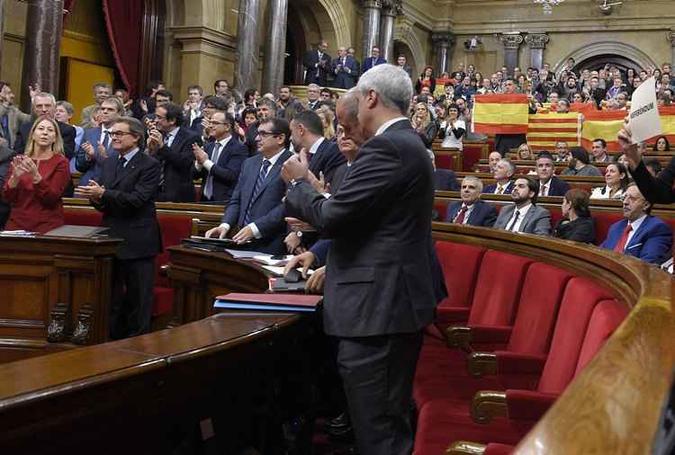Deputados catalães durante sessão que decretou o início do processo de separação da região(foto: Lluis Gene/AFP Photo) Deputados catalães durante sessão que decretou o início do processo de separação da região(foto: Lluis Gene/AFP Photo)