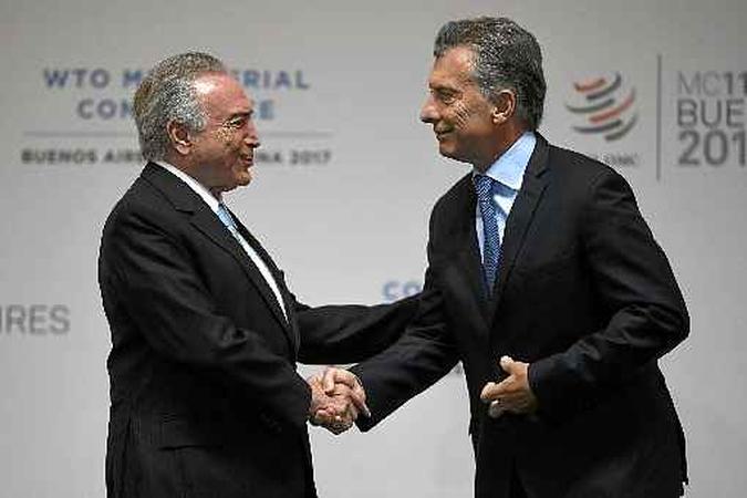 Temer cumprimenta o presidente da Argentina, Mauricio Macri, na abertura da 11ª Reunião Ministerial da OMC, em Buenos Aires: Temer cumprimenta o presidente da Argentina, Mauricio Macri, na abertura da 11ª Reunião Ministerial da OMC, em Buenos Aires: