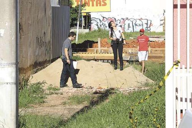 Peritos examinam um dos locais atingidos pela explosão de cilindro em Samambaia: fabricação caseira(foto: Oswaldo Reis/CB/D.A Press - 1/5/14) Peritos examinam um dos locais atingidos pela explosão de cilindro em Samambaia: fabricação caseira(foto: Oswaldo Reis/CB/D.A Press - 1/5/14)