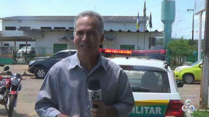 Rinaldo Moreira estava nas proximidades de uma agência bancária na cidade de Jaru explicando o caso de um idoso que foi detido quando ocorreu o incidente(foto: Rede Amazônica/Reprodução) Rinaldo Moreira estava nas proximidades de uma agência bancária na cidade de Jaru explicando o caso de um idoso que foi detido quando ocorreu o incidente(foto: Rede Amazônica/Reprodução)