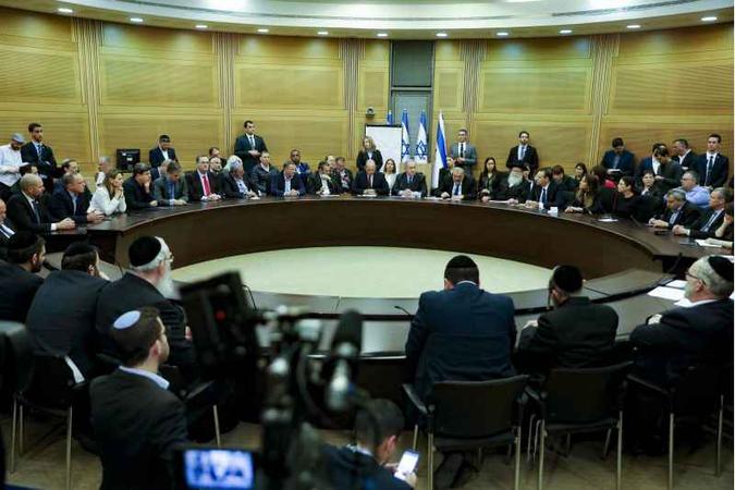 Uma visão geral mostra uma reunião do bloco de direita de Israel no Knesset (parlamento) em Jerusalém, em 4 de março de 2020.(foto: AFP / Menahem KAHANA) Uma visão geral mostra uma reunião do bloco de direita de Israel no Knesset (parlamento) em Jerusalém, em 4 de março de 2020.(foto: AFP / Menahem KAHANA)