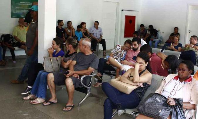 Pacientes esperam atendimento no Hospital Regional da Asa Norte: falta de infraestrutura, de pessoal e de insumos são problemas comuns a todas as unidades da rede pública (foto: Vinicius Cardoso Vieira/Esp. CB/D.A Press) Pacientes esperam atendimento no Hospital Regional da Asa Norte: falta de infraestrutura, de pessoal e de insumos são problemas comuns a todas as unidades da rede pública (foto: Vinicius Cardoso Vieira/Esp. CB/D.A Press)