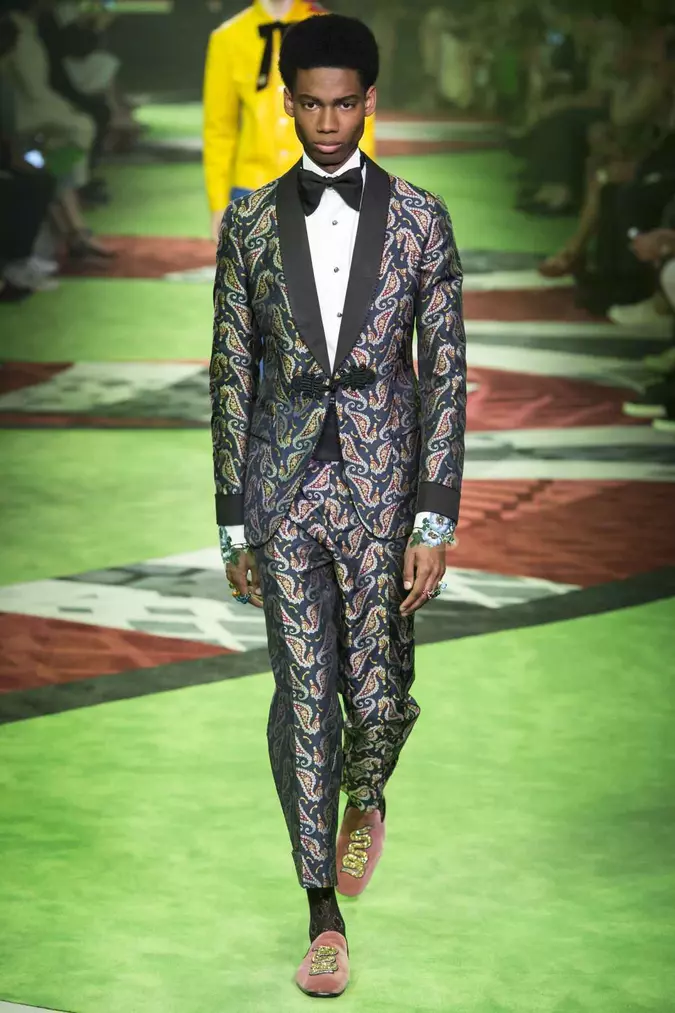 Desfile verão 2017 da Gucci: a estampa paisley imprime modernidade e classe à produção(foto: Yannis Vlamos ) Desfile verão 2017 da Gucci: a estampa paisley imprime modernidade e classe à produção(foto: Yannis Vlamos )