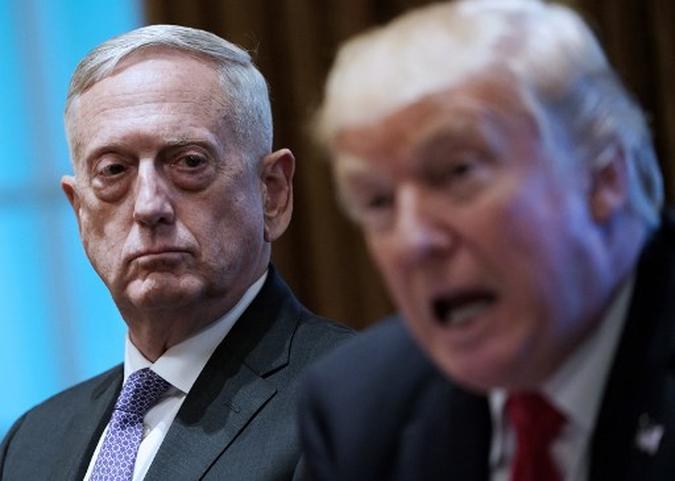 Nesta foto tirada em 5 de outubro de 2017, o presidente dos EUA, Donald Trump, fala enquanto o secretário de Defesa James Mattis (E) observa durante uma reunião com líderes militares seniores na sala do gabinete da Casa Branca em Washington, DC. (foto: MANDEL NGAN / AFP) Nesta foto tirada em 5 de outubro de 2017, o presidente dos EUA, Donald Trump, fala enquanto o secretário de Defesa James Mattis (E) observa durante uma reunião com líderes militares seniores na sala do gabinete da Casa Branca em Washington, DC. (foto: MANDEL NGAN / AFP)