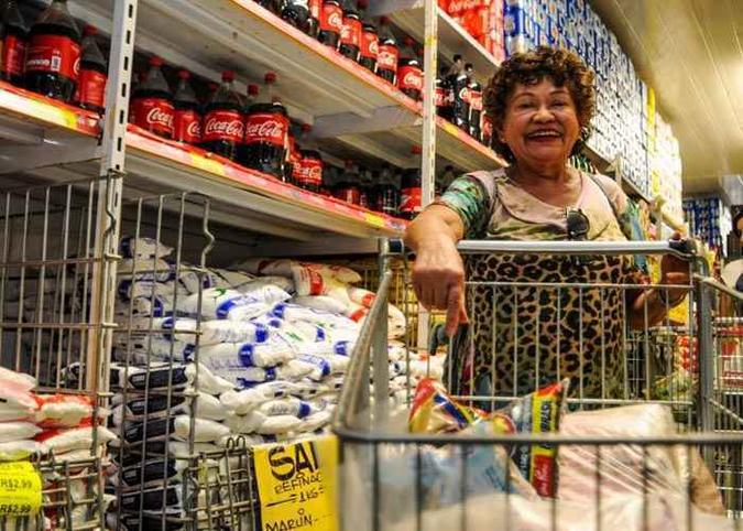 Braulita Dias diz que a busca pelo menor preço é cansativa mas o alívio no bolso vale a pena (foto: Bárbara Cabral/ Esp.CB/ DA.Press ) Braulita Dias diz que a busca pelo menor preço é cansativa mas o alívio no bolso vale a pena (foto: Bárbara Cabral/ Esp.CB/ DA.Press )