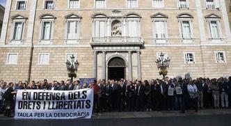Protesto contra a prisão de dois líderes separatistas fora do Palácio da Generalitat, em Barcelona(foto: LLUIS GENE / AFP ) Protesto contra a prisão de dois líderes separatistas fora do Palácio da Generalitat, em Barcelona(foto: LLUIS GENE / AFP )