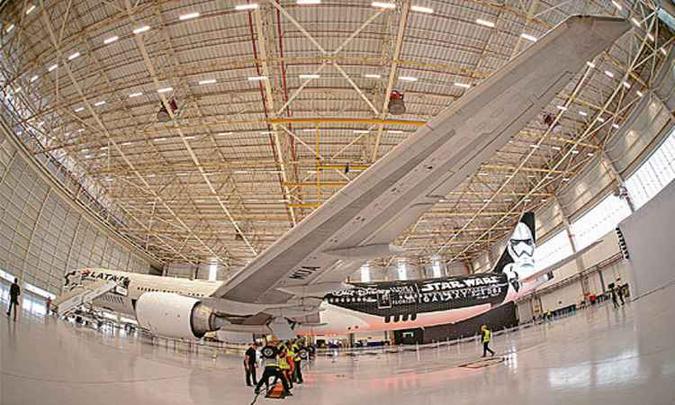 A Boeing 777 é a primeira aeronave no mundo a ter na fuselagem a pintura de um dos personagens da saga Star wars. Voo inaugural São Paulo/Orlando foi realizado nesta quinta-feira (10/10)(foto: Brunno Kawagoe/Divulgação) A Boeing 777 é a primeira aeronave no mundo a ter na fuselagem a pintura de um dos personagens da saga Star wars. Voo inaugural São Paulo/Orlando foi realizado nesta quinta-feira (10/10)(foto: Brunno Kawagoe/Divulgação)