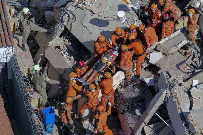Sobe para 5 o número de mortos em acidente em Fortaleza(foto: (foto: Thiago Gadelha / Diário do Nordeste / AFP)) Sobe para 5 o número de mortos em acidente em Fortaleza(foto: (foto: Thiago Gadelha / Diário do Nordeste / AFP))