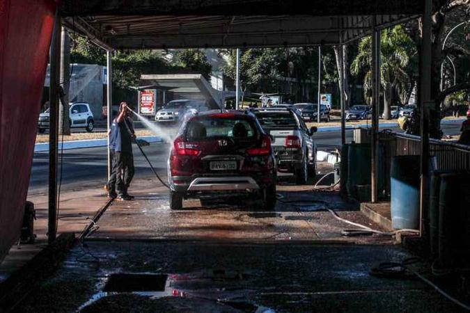 Mesmo com o alto número de recurso hídrico utilizado nesse tipo de empreendimento, o Governo do Distrito Federal (GDF) não dispõe de um levantamento do número de lava a jatos instalados em Brasília(foto: Arthur Menescal/Esp. CB/D.A Press) Mesmo com o alto número de recurso hídrico utilizado nesse tipo de empreendimento, o Governo do Distrito Federal (GDF) não dispõe de um levantamento do número de lava a jatos instalados em Brasília(foto: Arthur Menescal/Esp. CB/D.A Press)