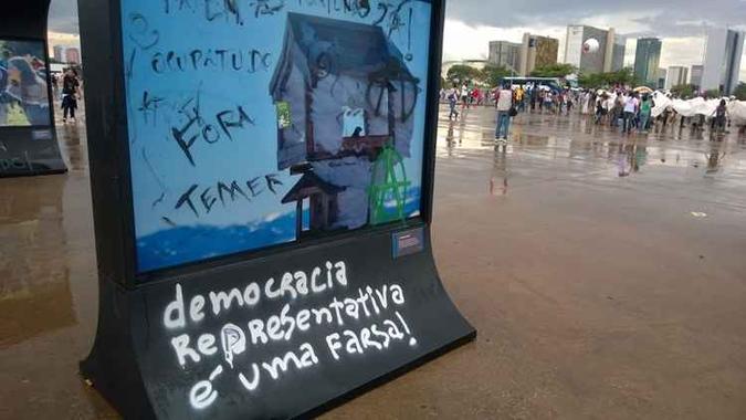 Manifestantes do protesto das 16h também picharam fotos de exposição na área externa do Museu Nacional(foto: Fernando Caixeta/Esp. CB/D.A. Press) Manifestantes do protesto das 16h também picharam fotos de exposição na área externa do Museu Nacional(foto: Fernando Caixeta/Esp. CB/D.A. Press)