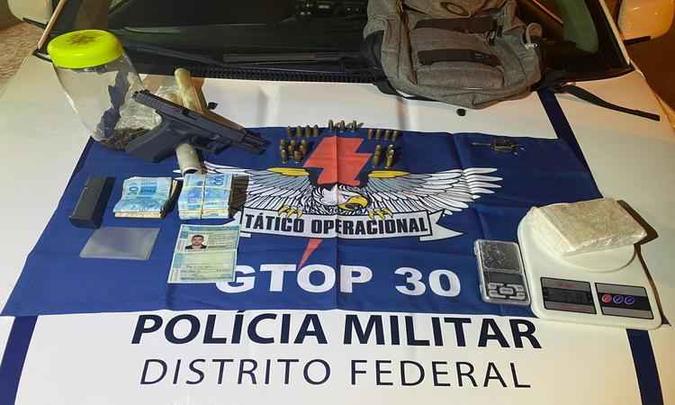 No interior do Ford/Fiesta, os militares encontraram aproximadamente R$ 16 mil em dinheiro (foto: Divulgação/PMDF) No interior do Ford/Fiesta, os militares encontraram aproximadamente R$ 16 mil em dinheiro (foto: Divulgação/PMDF)