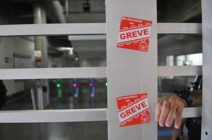 Com a paralisação, 18 trens rodam somente em horários de pico: das 6h às 10h e das 16h30 até as 20h30. Todos superlotados(foto: Minervino Junior/CB/D.A Press) Com a paralisação, 18 trens rodam somente em horários de pico: das 6h às 10h e das 16h30 até as 20h30. Todos superlotados(foto: Minervino Junior/CB/D.A Press)
