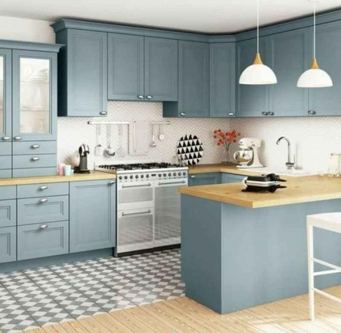 Os tons claros e lavados podem ser usados em diferentes cômodos. Na imagem do Pinterest, a aposta aparece nos armários, que compõem com os detalhes no piso da cozinha. (foto: Pinterest/Divulgação ) Os tons claros e lavados podem ser usados em diferentes cômodos. Na imagem do Pinterest, a aposta aparece nos armários, que compõem com os detalhes no piso da cozinha. (foto: Pinterest/Divulgação )
