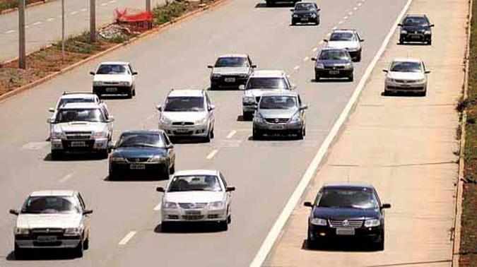 Carros trafegam pela faixa exclusiva na EPTG: fiscalização começará na terça-feira e será, a princípio, educativa (foto: Fotos: Bruno Peres/CB/D.A Press) Carros trafegam pela faixa exclusiva na EPTG: fiscalização começará na terça-feira e será, a princípio, educativa (foto: Fotos: Bruno Peres/CB/D.A Press)