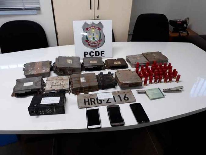Dez veículos, além de placas e peças foram recuperadas durante o cumprimento de mandados de busca e apreensão(foto: PCDF/Divulgação) Dez veículos, além de placas e peças foram recuperadas durante o cumprimento de mandados de busca e apreensão(foto: PCDF/Divulgação)