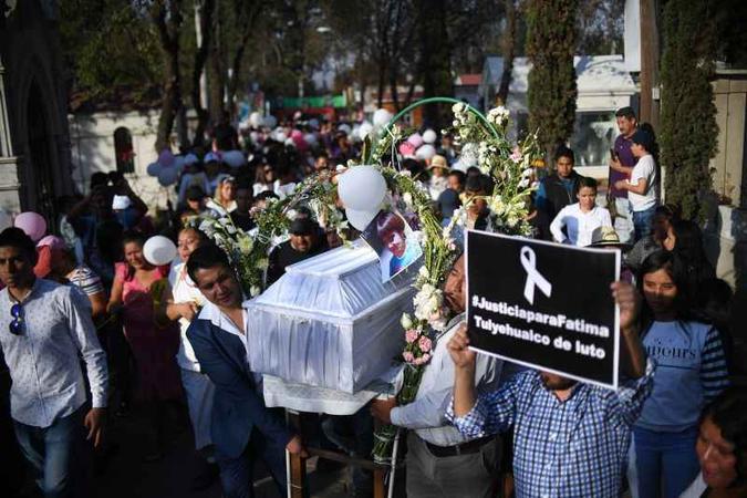 O caixão de Fatima Cecilia, 7 anos, é carregado até o túmulo, na Cidade do México: sequestrada, torturada e morta supostamente por um casal (foto: Pedro Pardo/AFP - 18/2/20) O caixão de Fatima Cecilia, 7 anos, é carregado até o túmulo, na Cidade do México: sequestrada, torturada e morta supostamente por um casal (foto: Pedro Pardo/AFP - 18/2/20)