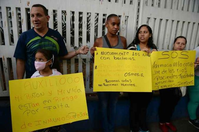 Familiares de pacientes crianças com transplantes e em diálise protestam por medicamentos em Caracas(foto: AFP) Familiares de pacientes crianças com transplantes e em diálise protestam por medicamentos em Caracas(foto: AFP)