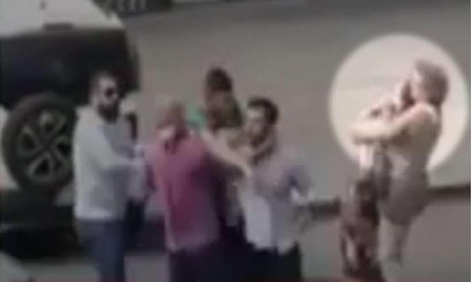 Momento em que idosa aplica gravata na mulher durante a briga de trânsito em Poços de Caldas. Vítima ficou sem ar e caiu(foto: Reprodução da internet/TV Alterosa) Momento em que idosa aplica gravata na mulher durante a briga de trânsito em Poços de Caldas. Vítima ficou sem ar e caiu(foto: Reprodução da internet/TV Alterosa)