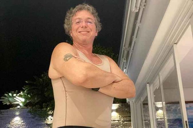 O diretor veste uma cinta pós-cirúrgica na foto postada(foto: Reprodução/Instagram) O diretor veste uma cinta pós-cirúrgica na foto postada(foto: Reprodução/Instagram)