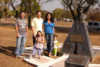 Filhos, nora e netos do sargento Sílvio Hollembach, em homenagem no Zoológico(foto: Paulo de Araújo/CB/D.A Press ) Filhos, nora e netos do sargento Sílvio Hollembach, em homenagem no Zoológico(foto: Paulo de Araújo/CB/D.A Press )