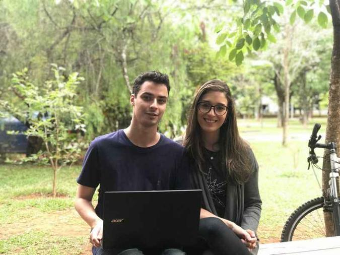 Com a ajuda do namorado Diogo Araújo, Maria Zaban encontrou no luto um meio de ajudar o próximo(foto: Jéssica Luz/Esp. CB/D.A Press) Com a ajuda do namorado Diogo Araújo, Maria Zaban encontrou no luto um meio de ajudar o próximo(foto: Jéssica Luz/Esp. CB/D.A Press)