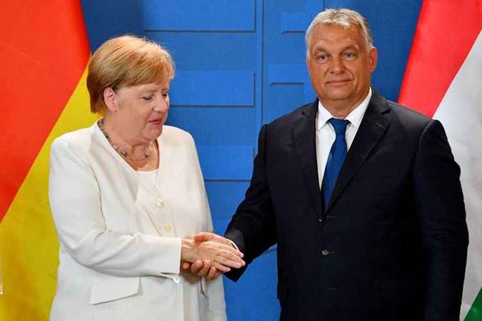 Angela Merkel, chanceler da Alemanha, e Viktor Orban, primeiro-ministro da Hungria (foto: Attila Kisbenedek/AFP) Angela Merkel, chanceler da Alemanha, e Viktor Orban, primeiro-ministro da Hungria (foto: Attila Kisbenedek/AFP)
