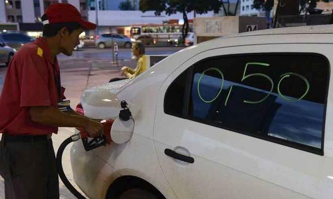 O novo aumento está previsto para esta terça-feira, segundo o site da Petrobras (foto: Valter Campanato / Agência Brasil ) O novo aumento está previsto para esta terça-feira, segundo o site da Petrobras (foto: Valter Campanato / Agência Brasil )