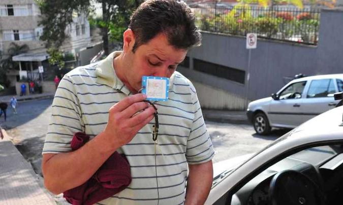 Marcos Aurélio Braga, 44 anos, se salvou ao pular do veículo pouco antes de ser atingido pelo caminhão(foto: Gladyston Rodrigues/EM/D.A. Press) Marcos Aurélio Braga, 44 anos, se salvou ao pular do veículo pouco antes de ser atingido pelo caminhão(foto: Gladyston Rodrigues/EM/D.A. Press)