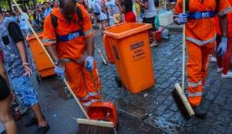 Garis da Comlurb recolhem lixo deixado nas ruas por foliões(foto: Divulgação-Comlurb) Garis da Comlurb recolhem lixo deixado nas ruas por foliões(foto: Divulgação-Comlurb)
