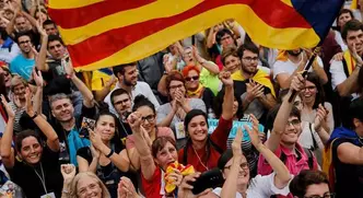 Os manifestantes aplaudiram aos gritos de Os manifestantes aplaudiram aos gritos de