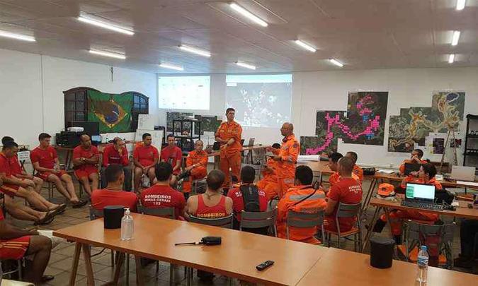 Reunião de militares que atuam nas buscas em Brumadinho: drones com câmeras especiais serão usados(foto: Corpo de Bombeiros/Divulgação) Reunião de militares que atuam nas buscas em Brumadinho: drones com câmeras especiais serão usados(foto: Corpo de Bombeiros/Divulgação)