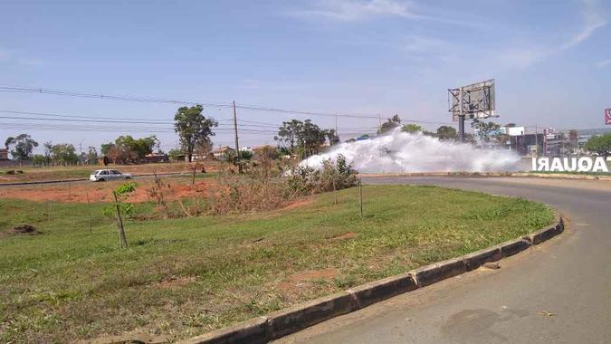 Furo na adutora provocou jato d'água no balão de entrada do Taquari(foto: Caesb/Divulgação) Furo na adutora provocou jato d'água no balão de entrada do Taquari(foto: Caesb/Divulgação)