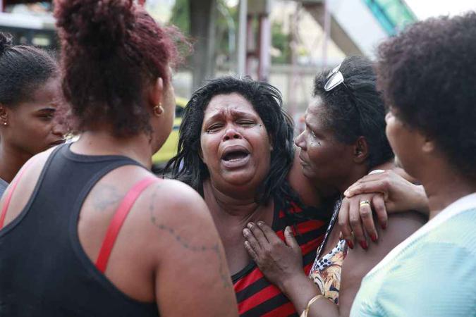 Kátia Cilene, mãe da menina Jenifer Selena Gomes, de 11 anos, morta após ser baleada com tiro no peito no bairro da Triagem, na Zona Norte do Rio de Janeiro(foto: Fernando Frazão/Agência Brasil ) Kátia Cilene, mãe da menina Jenifer Selena Gomes, de 11 anos, morta após ser baleada com tiro no peito no bairro da Triagem, na Zona Norte do Rio de Janeiro(foto: Fernando Frazão/Agência Brasil )
