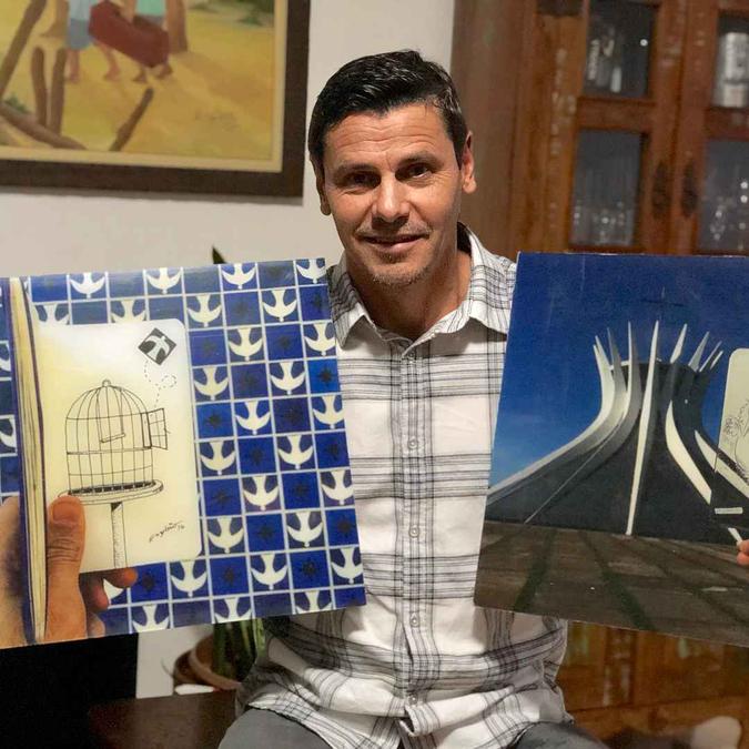 Toninho Euzébio com telas onde estão impressas fotos tiradas por ele dos trabalhos que desenvolve(foto: Arquivo Pessoal) Toninho Euzébio com telas onde estão impressas fotos tiradas por ele dos trabalhos que desenvolve(foto: Arquivo Pessoal)